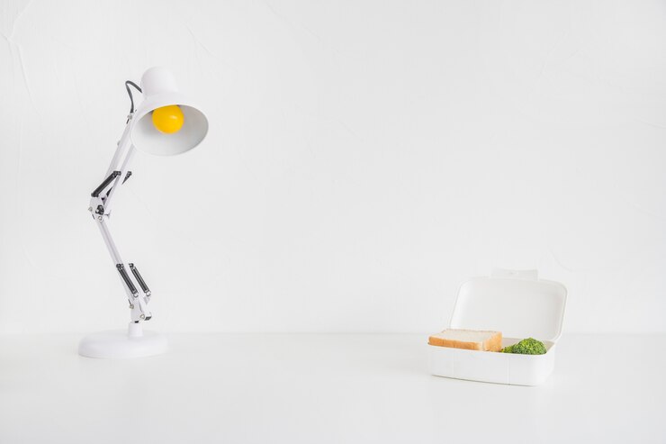 Bezpłatny plik Zdjęcie biała lampa biurkowa i pudełko na lunch