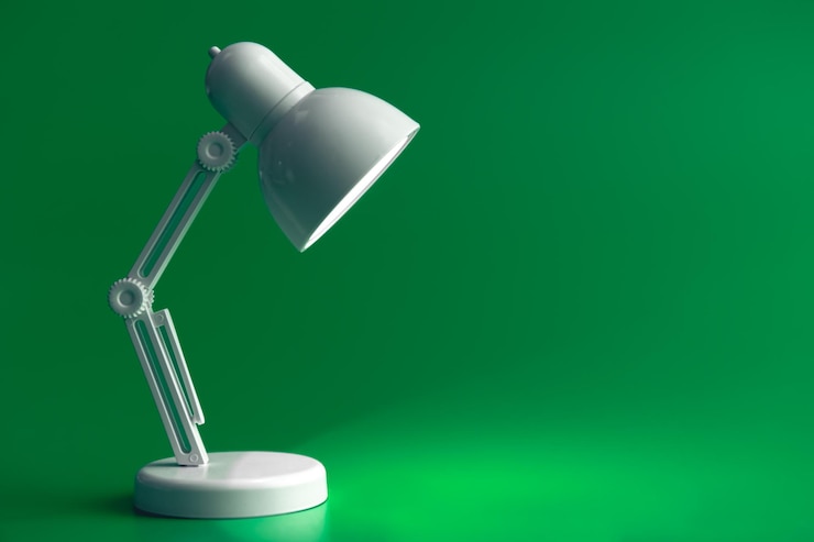 Bezpłatny plik Zdjęcie biała lampa stołowa na zielonym tle