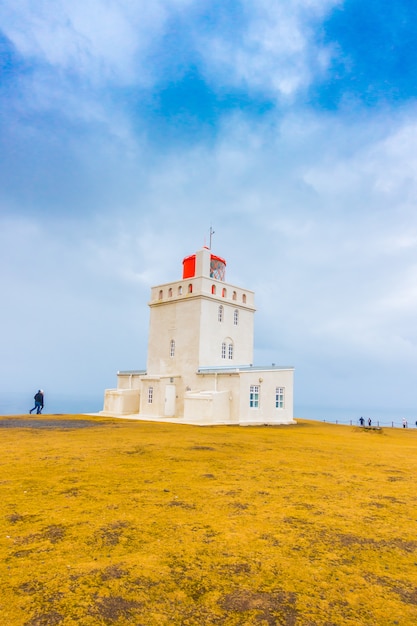 Biała latarnia morska na Cape Dyrholaey, Islandia. .