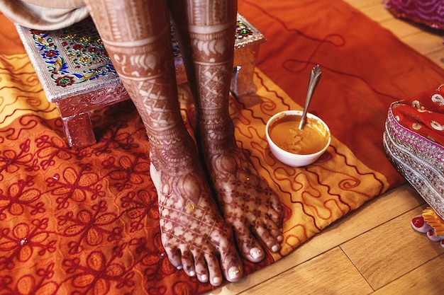 Bezpłatne zdjęcie biała miseczka z pastą z kurkumy stoi pod hinduską panną młodą