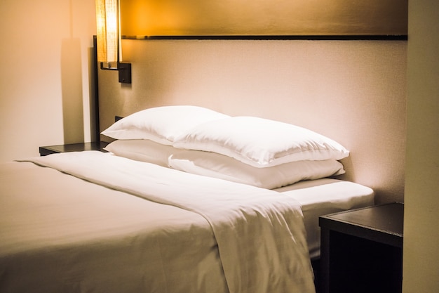 Bezpłatne zdjęcie biała poduszka na łóżku