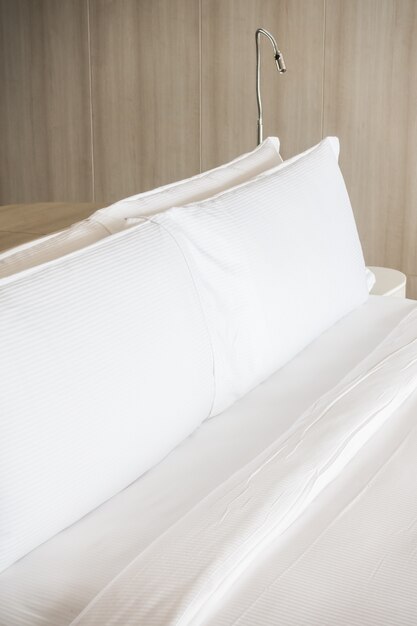 Biała poduszka na łóżku