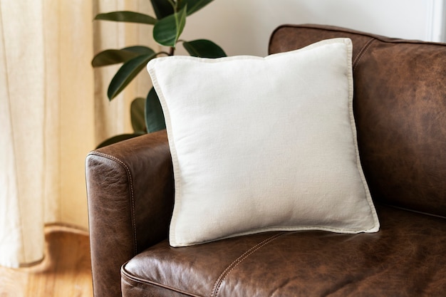 Biała poduszka na skórzanej kanapie
