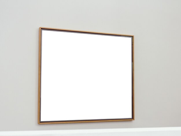 Biała prostokątna powierzchnia z brązowymi ramkami przymocowanymi do ściany