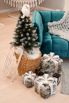 Biała śnieżna choinka z prezentami wystrój wnętrza domu nowy rok
