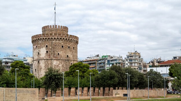 Biała Wieża w Salonikach z chodzącymi ludźmi przed nią