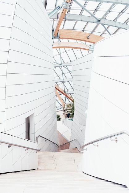 Bezpłatne zdjęcie białe centrum biznesowe z pięknymi teksturami i niepowtarzalnym designem z wewnętrznymi schodami