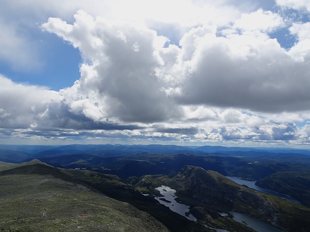 Białe chmury na niebie nad doliną w Tuddal Gaustatoppen w Norwegii