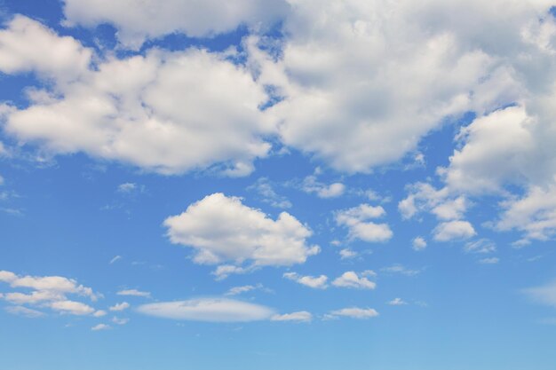 Białe chmury na niebieskim niebie w słoneczny dzień
