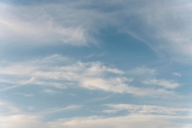 Białe chmury widziane z samolotu