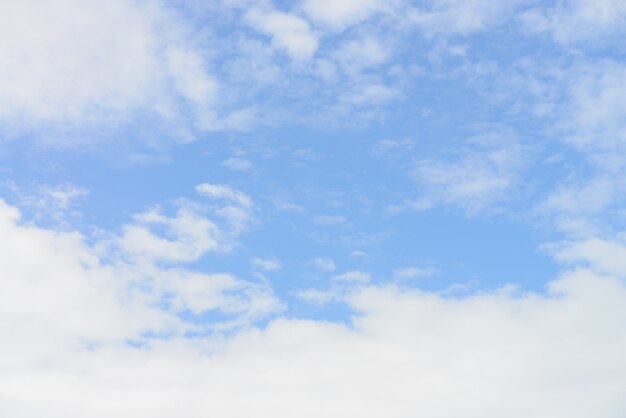Białe chmury z niebieskim tle nieba