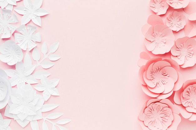 Białe i różowe papierowe kwiaty