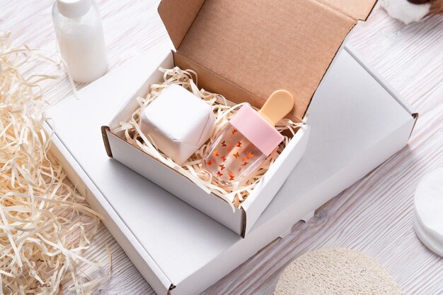Białe kartonowe pudełka na drewnianym stole dla małych firm kosmetycznych