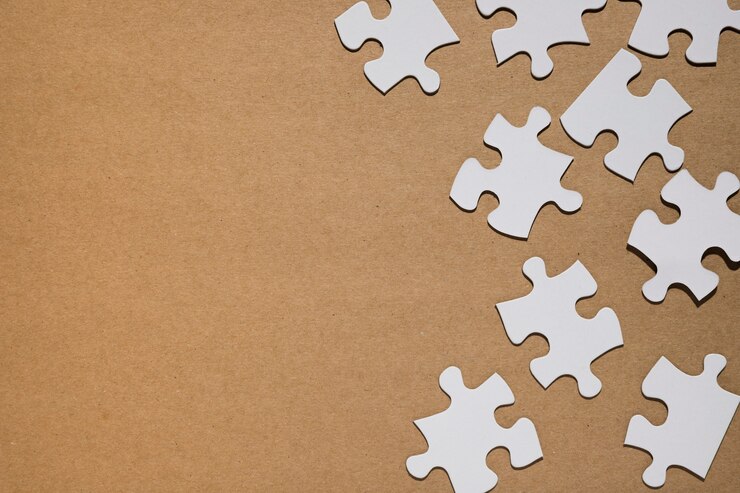Bezpłatny plik Zdjęcie białe puzzle na tle brązowego papieru
