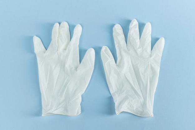 Białe rękawiczki lateksowe zapobiegające zakażeniu koronawirusem