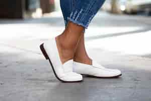 Bezpłatne zdjęcie białe skórzane mokasyny buty moda damska