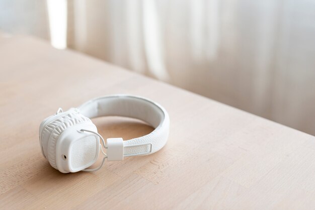 Białe słuchawki umieszczone na stole