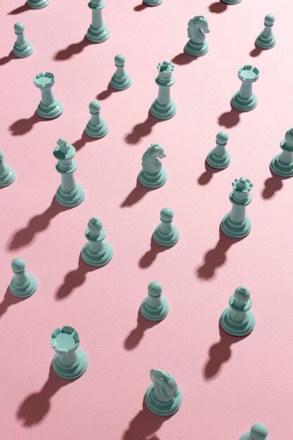 Białe szachy na różowym tle