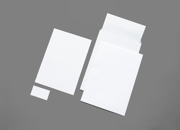 Bezpłatne zdjęcie białego papieru materiały odizolowywający na bielu. ilustracja z pustymi kopertami, papierami firmowymi i kartami do zaprezentowania prezentacji.