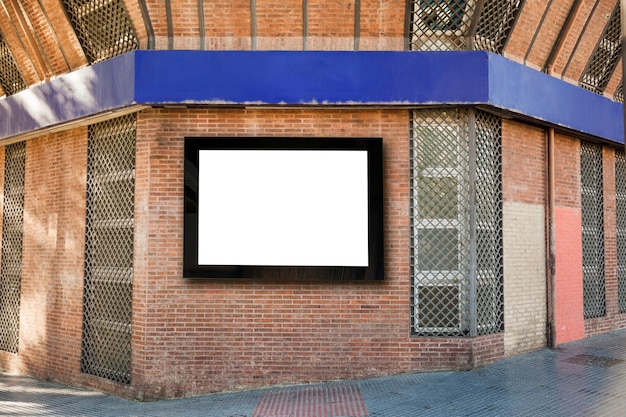 Bezpłatne zdjęcie biały billboard na ścianie