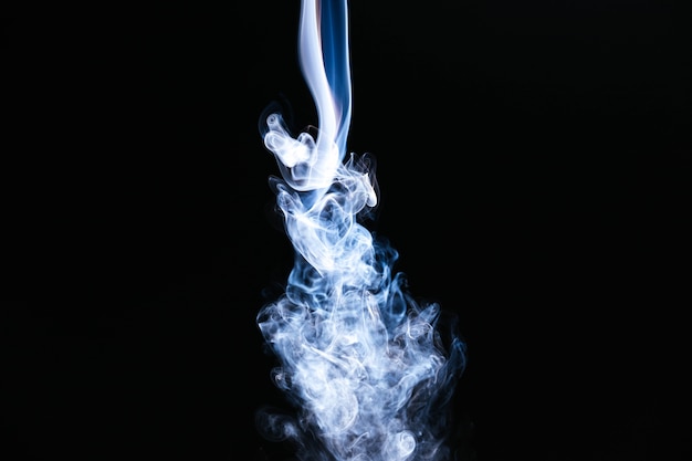 Bezpłatne zdjęcie biały falisty dym na czarnym tle