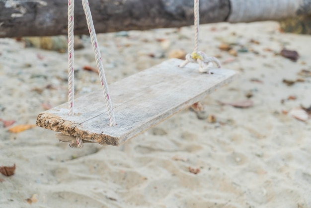 Bezpłatne zdjęcie biały huśtawka na plaży