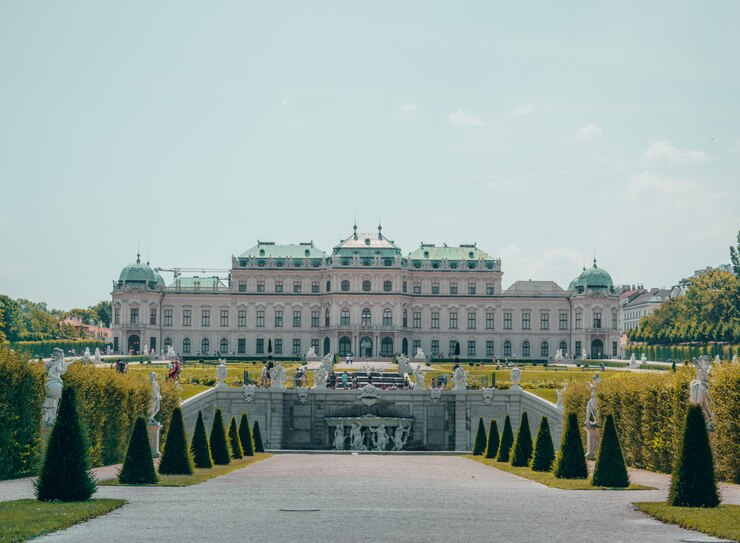 Bezpłatny plik Zdjęcie biały pałac z dużym ogrodem