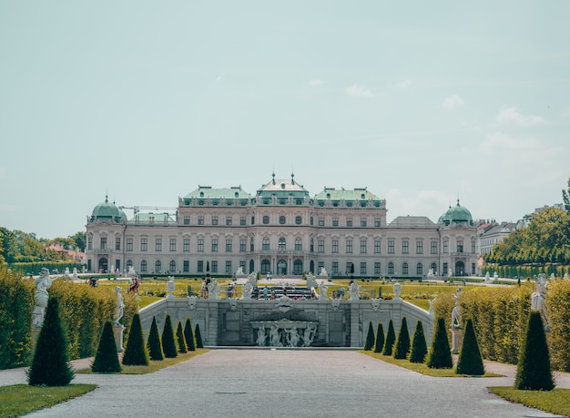 Biały pałac z dużym ogrodem