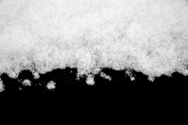 Biały śnieg na białym tle na czarnym tle. zimowe elementy do projektowania. zdjęcie wysokiej jakości