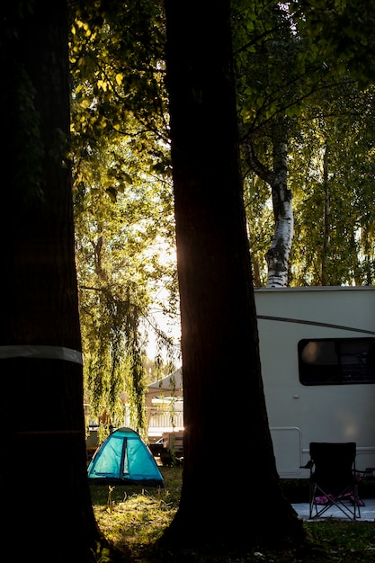 Biały Van I Niebieski Namiot W Lesie Na Camping