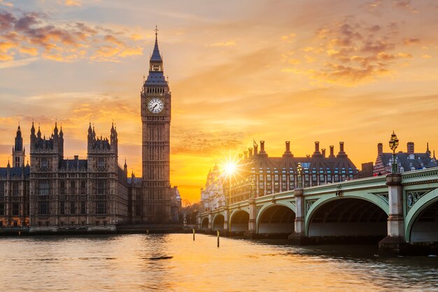 Big Ben i Westminster Bridge o zachodzie słońca, Londyn, Wielka Brytania