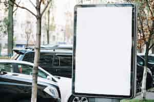 Bezpłatne zdjęcie billboard w pobliżu zaparkowanych samochodów