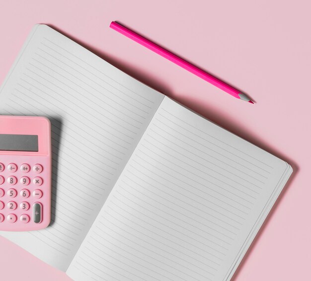 Biurko minimalny pusty notatnik i różowy kalkulator