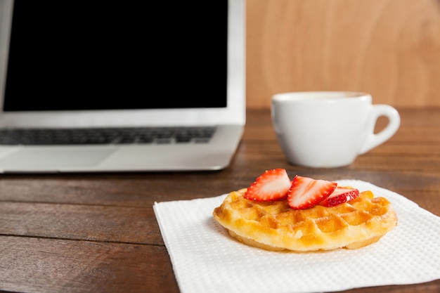 Biurko Z Wafel Truskawka, Laptop I Filiżanka Kawy