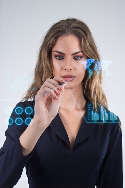 Bezpłatne zdjęcie biuro biznesowe interfejsu w przyszłości, kobieta biznesowych naciskając na wirtualne przyciski.
