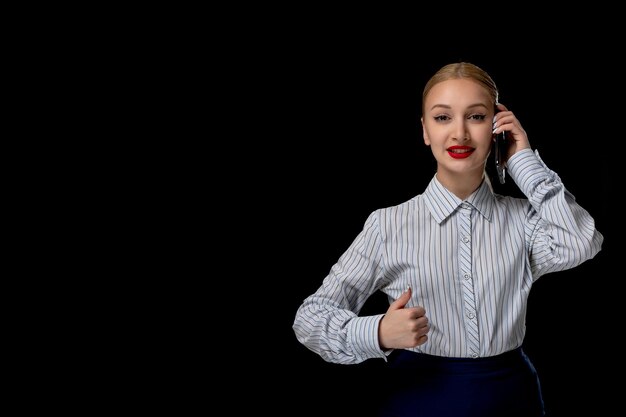 Biznes kobieta blondynka uśmiecha się i rozmawia przez telefon z czerwoną szminką w stroju biurowym