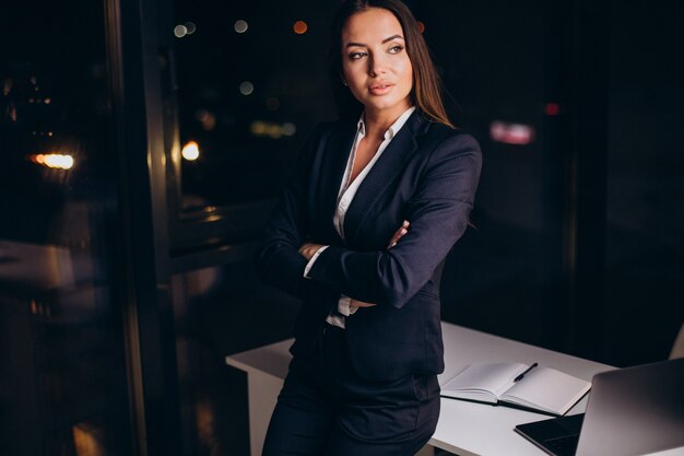 Biznes kobieta pracuje do późna w biurze