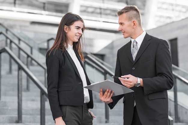 Biznesmen i businesswoman rozmawiają ze sobą