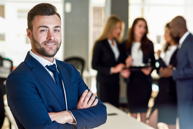 Biznesmen liderem w nowoczesnym biurze z przedsi? Biorców pracy