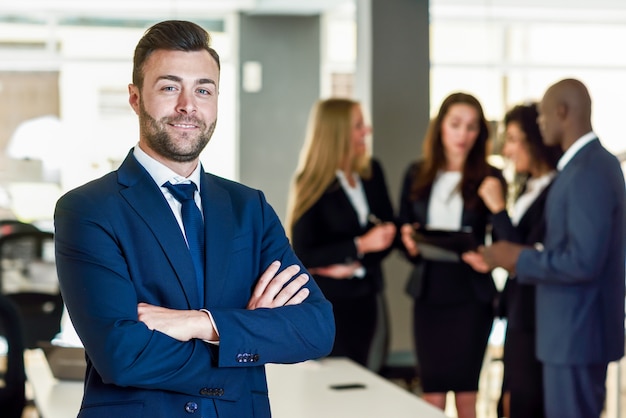 Biznesmen liderem w nowoczesnym biurze z przedsi? Biorców pracy