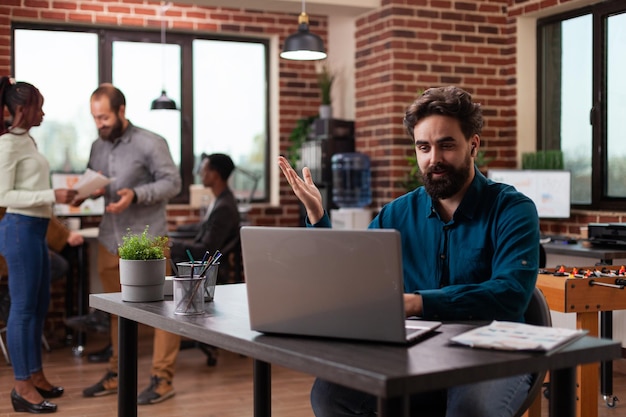 Biznesmen omawiający statystyki marketingowe ze zdalnym menedżerem podczas konferencji online spotkanie wideorozmowy. Zapracowany przedsiębiorca planujący współpracę biznesową w biurze startupowym. Rozmowa telekonferencyjna