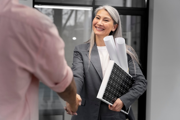 Bezpłatne zdjęcie biznesmen planujący alternatywne źródła energii