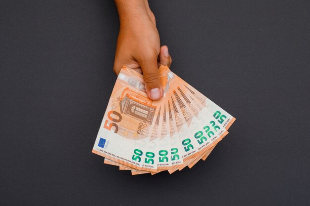 biznesmen posiadania rachunków euro.