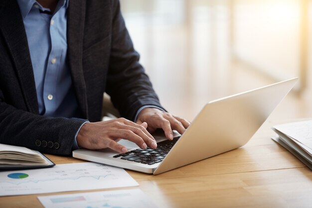 Biznesmen pracuje na laptopie