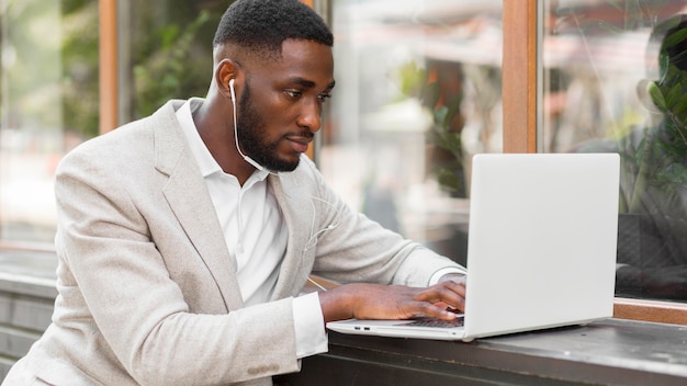 Biznesmen Pracuje Na Laptopie