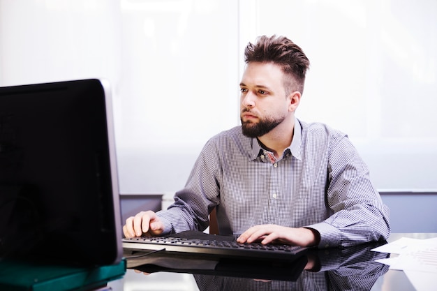 Biznesmen pracuje przy komputerem