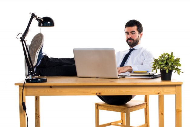 Biznesmen pracy z laptot w swoim biurze