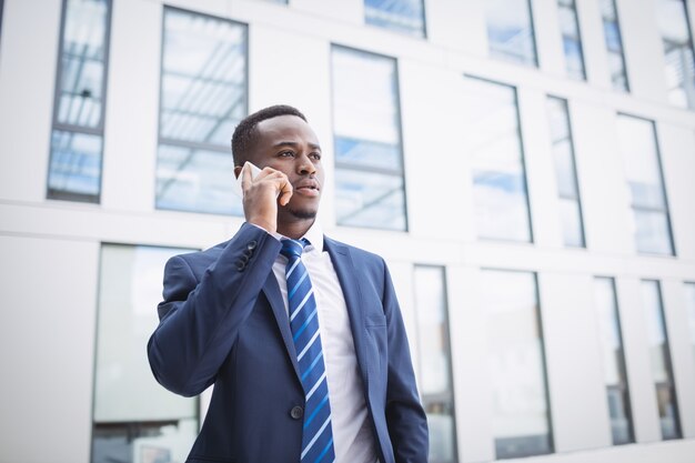 Biznesmen rozmawia przez telefon komórkowy