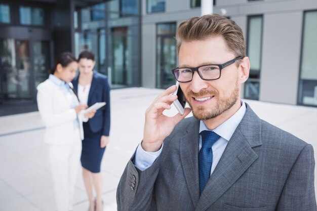 Biznesmen rozmawia telefon komórkowy