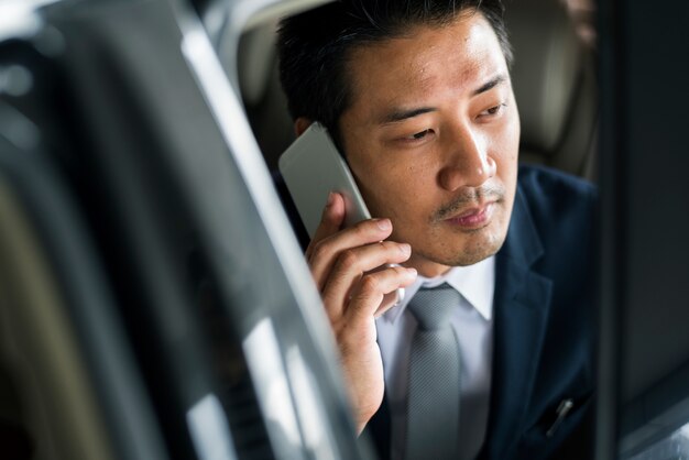 Biznesmen siedzieć wewnątrz samochodu Użyj telefonu komórkowego